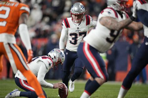 Patriots beat Broncos 26-23, Denver's playoff hopes dim